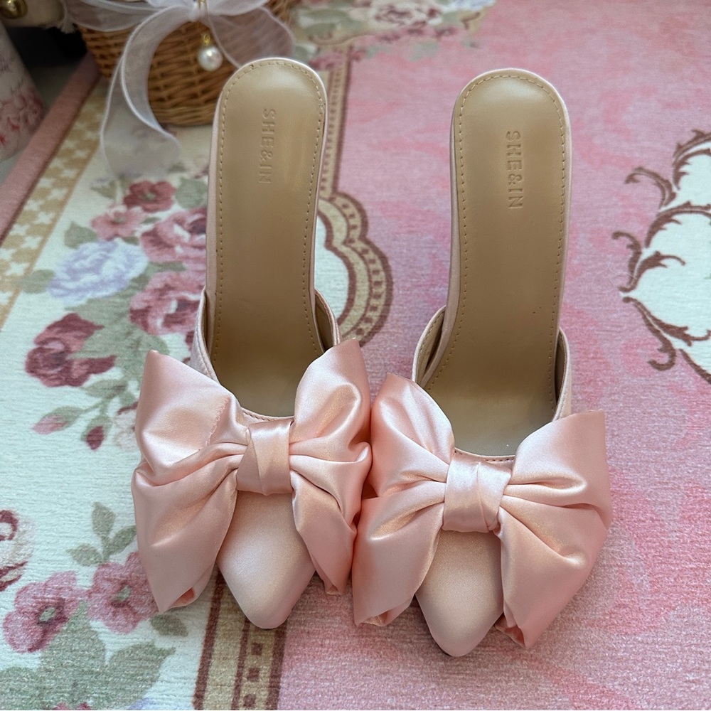 Cute satin bow heels🎀🩷💗